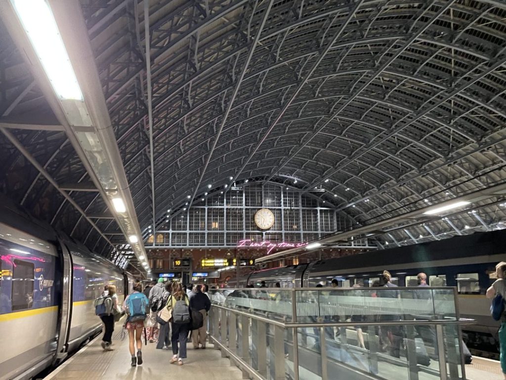 ロンドンからパリ日帰り旅行！ユーロスターで行ってみた／夜のセントパンクラス駅