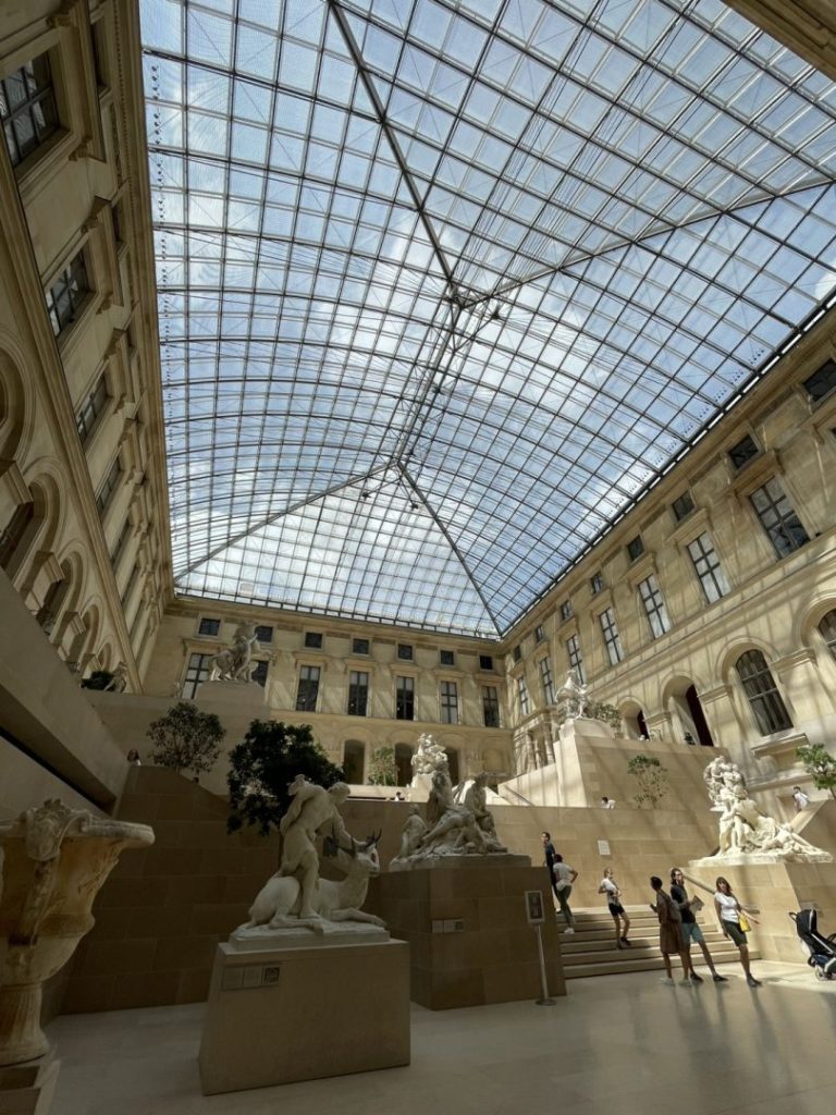 ロンドンからパリ日帰り旅行！ユーロスターで行ってみた／中庭の彫刻広場