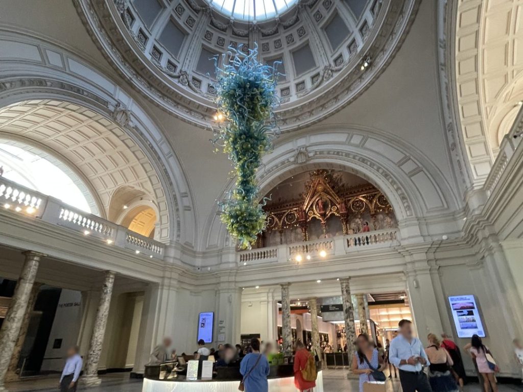 ヴィクトリア&アルバート博物館（V＆A）は予約が必要？お土産や所要時間をご紹介！／美術館入り口