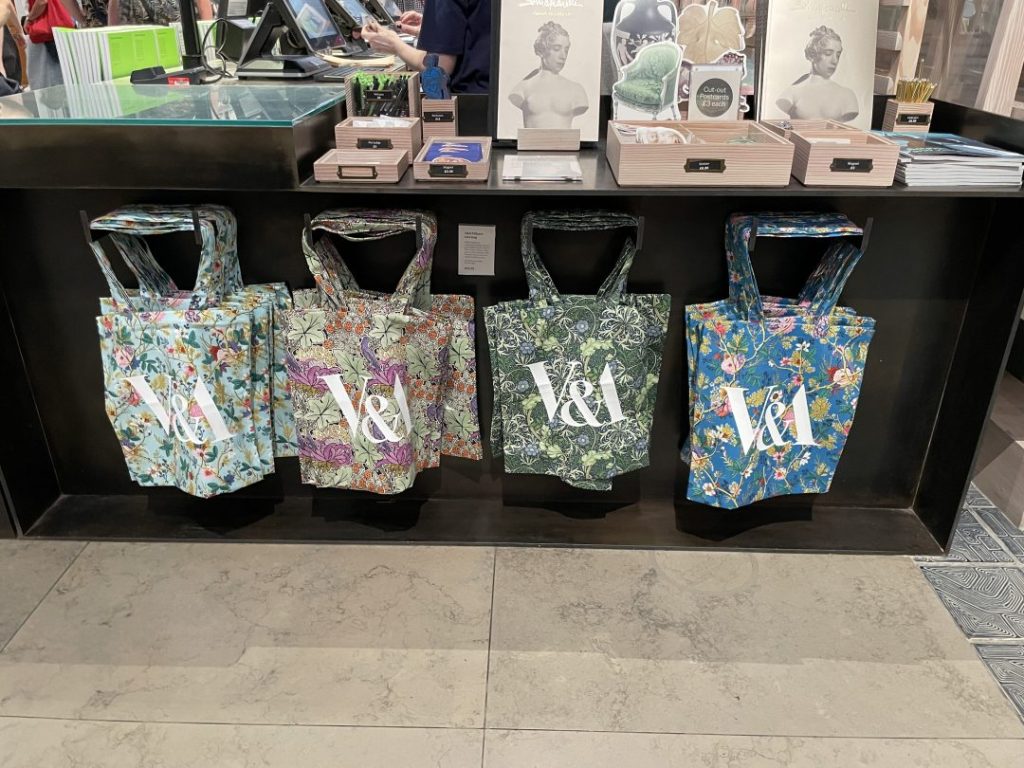 ヴィクトリア&アルバート博物館（V＆A）は予約が必要？お土産や所要時間をご紹介！／トートバッグ花柄