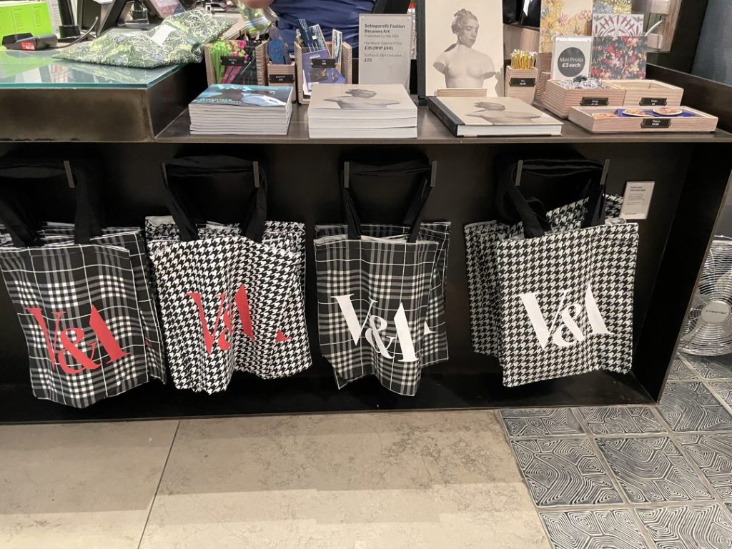 ヴィクトリア&アルバート博物館（V＆A）は予約が必要？お土産や所要時間をご紹介！／トートバッグモノクロー白黒