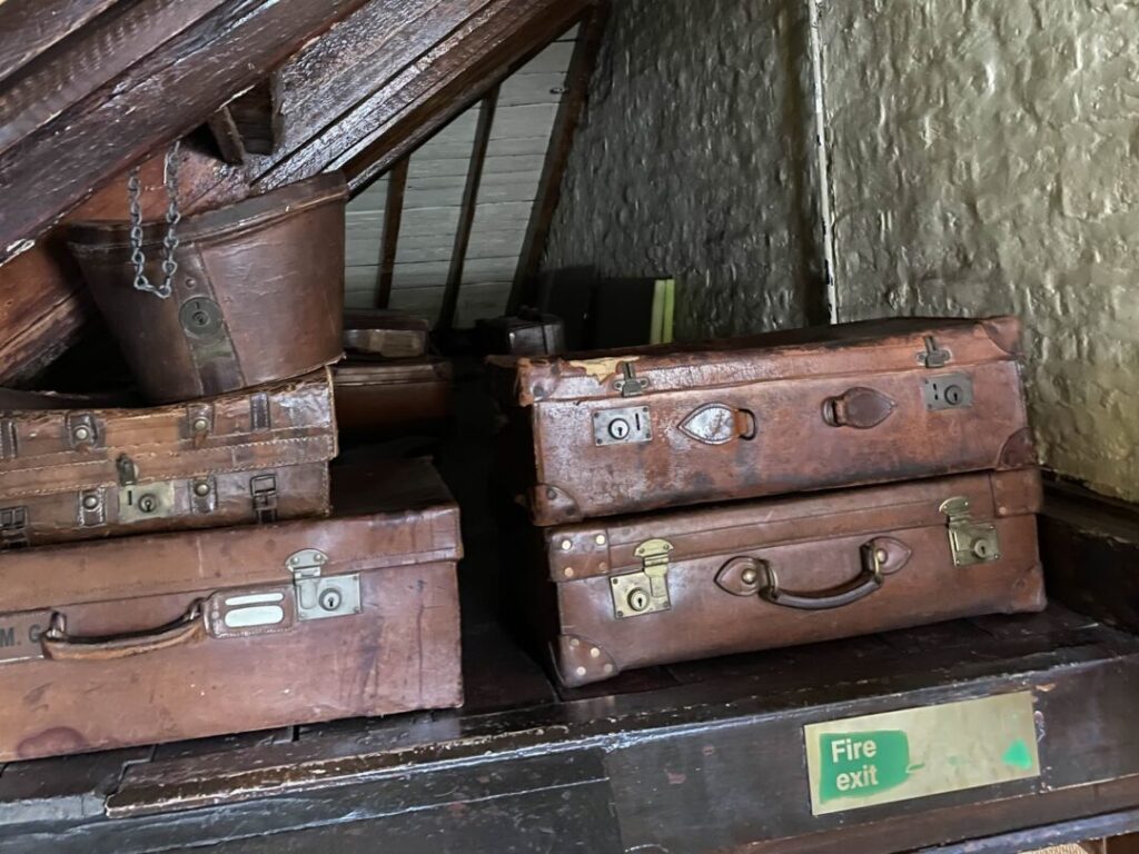 シャーロックホームズ博物館／屋根裏の荷物置場